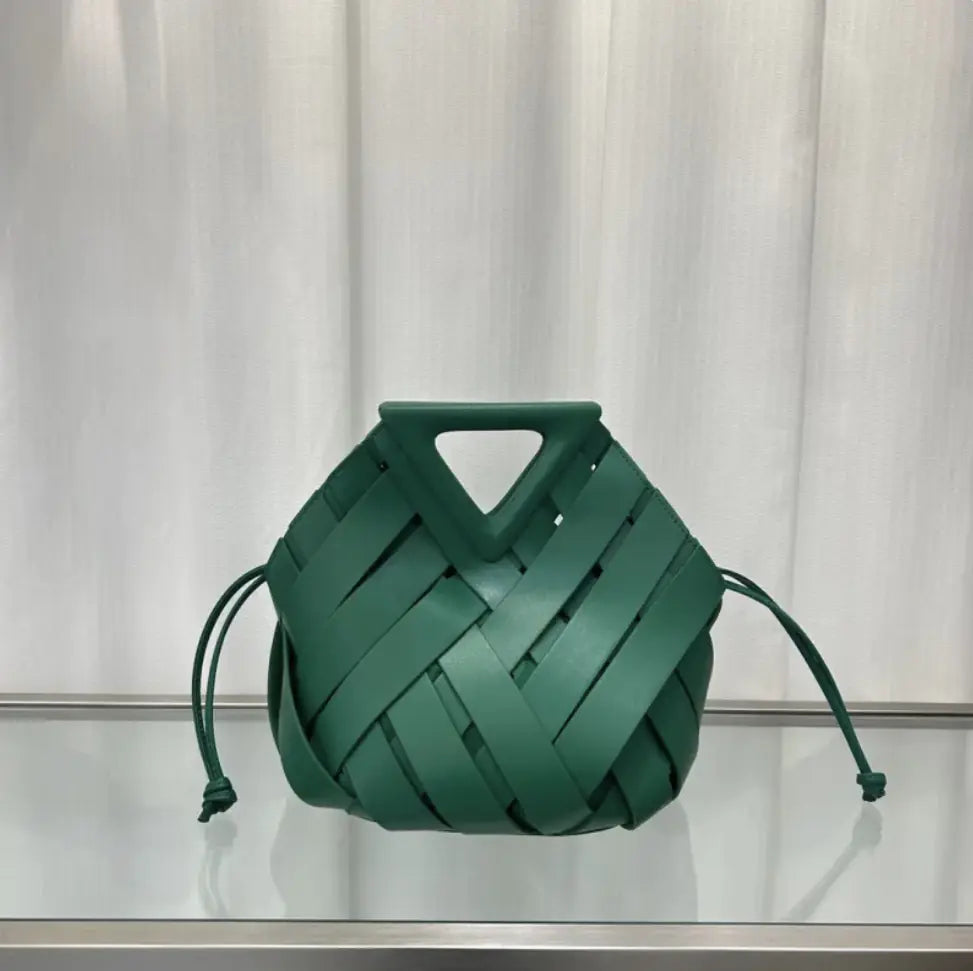 Handbag with Triangular Magnetic Closure