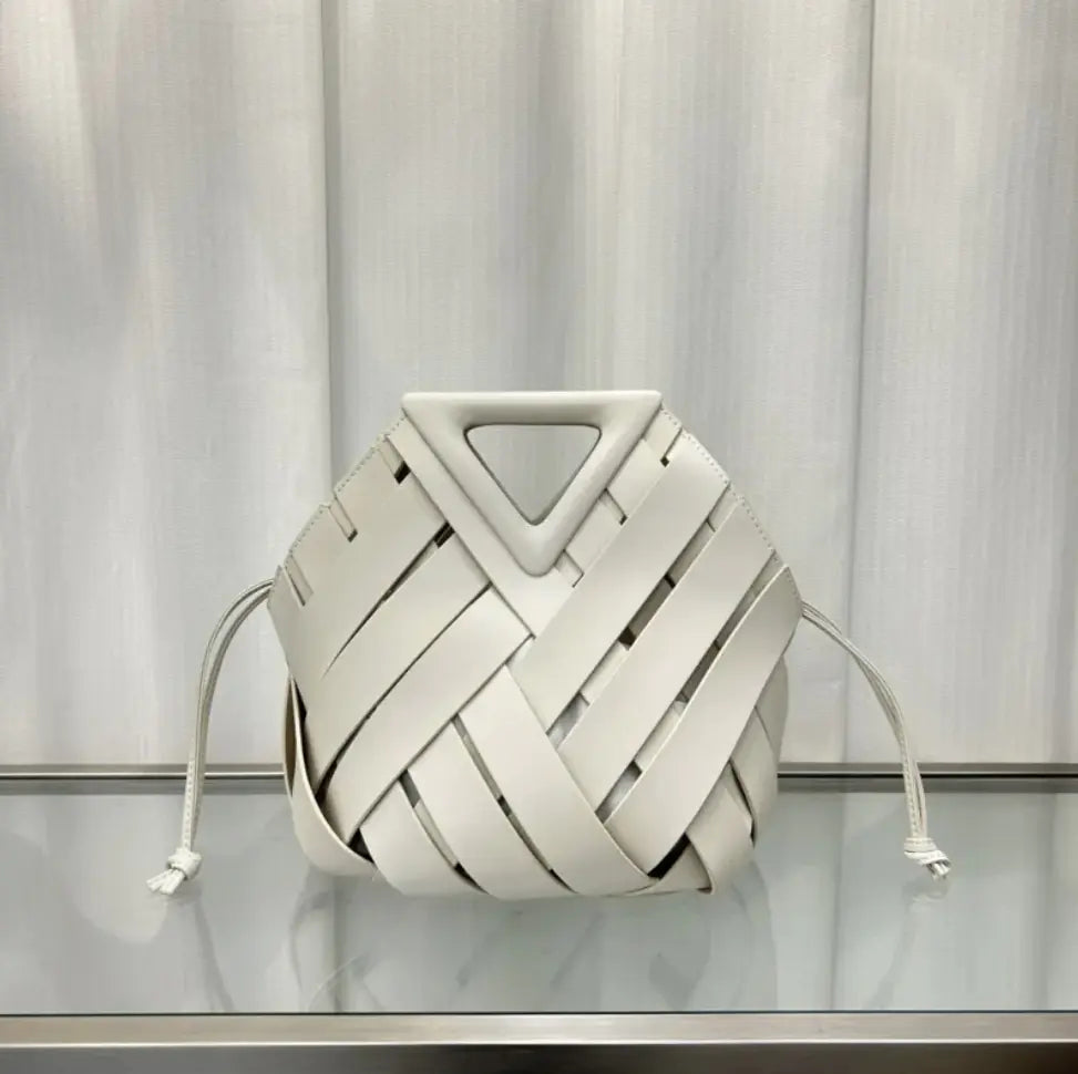 Handbag with Triangular Magnetic Closure